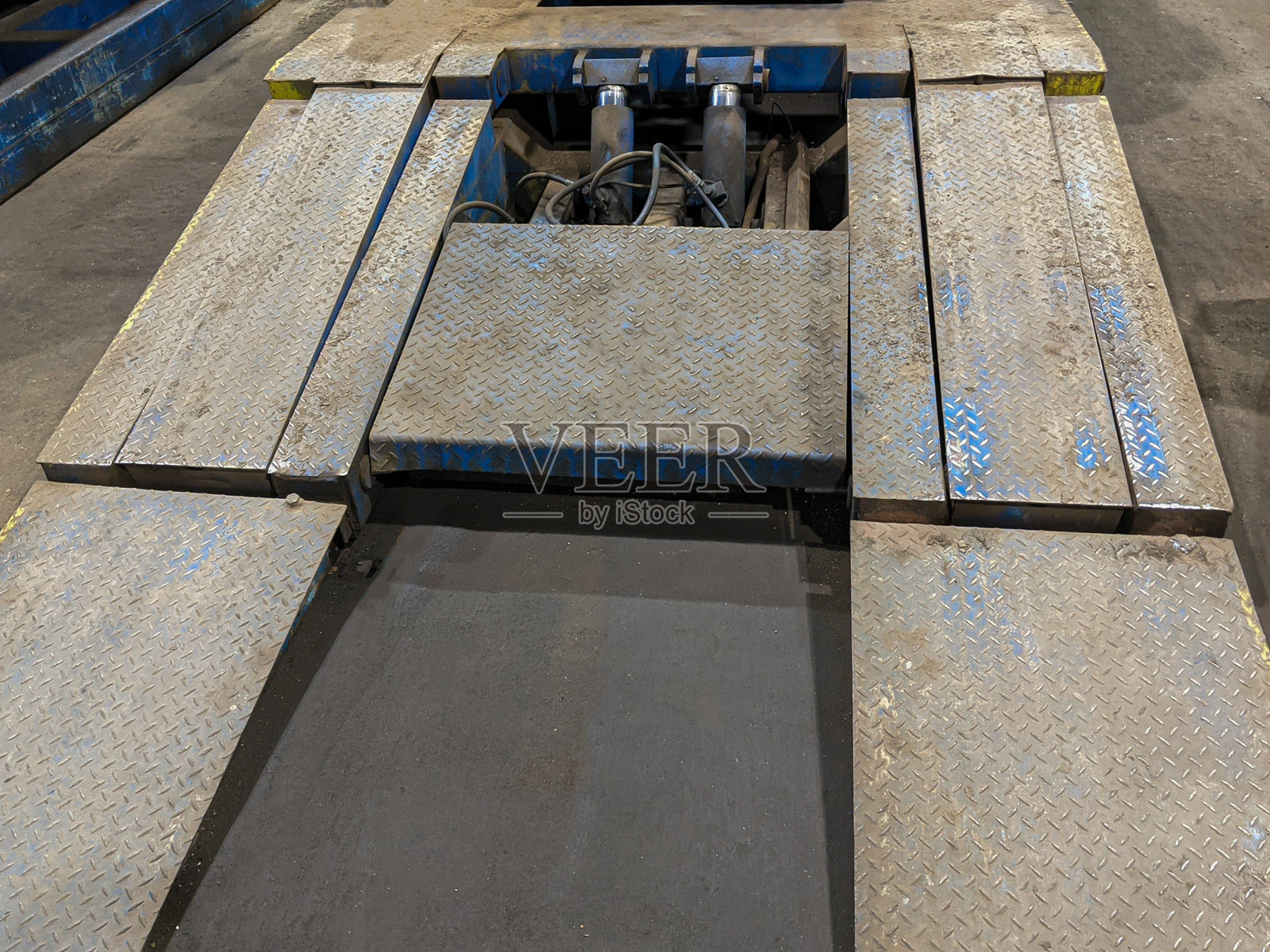 升降货车用的液压平台。普通汽车维修照片摄影图片