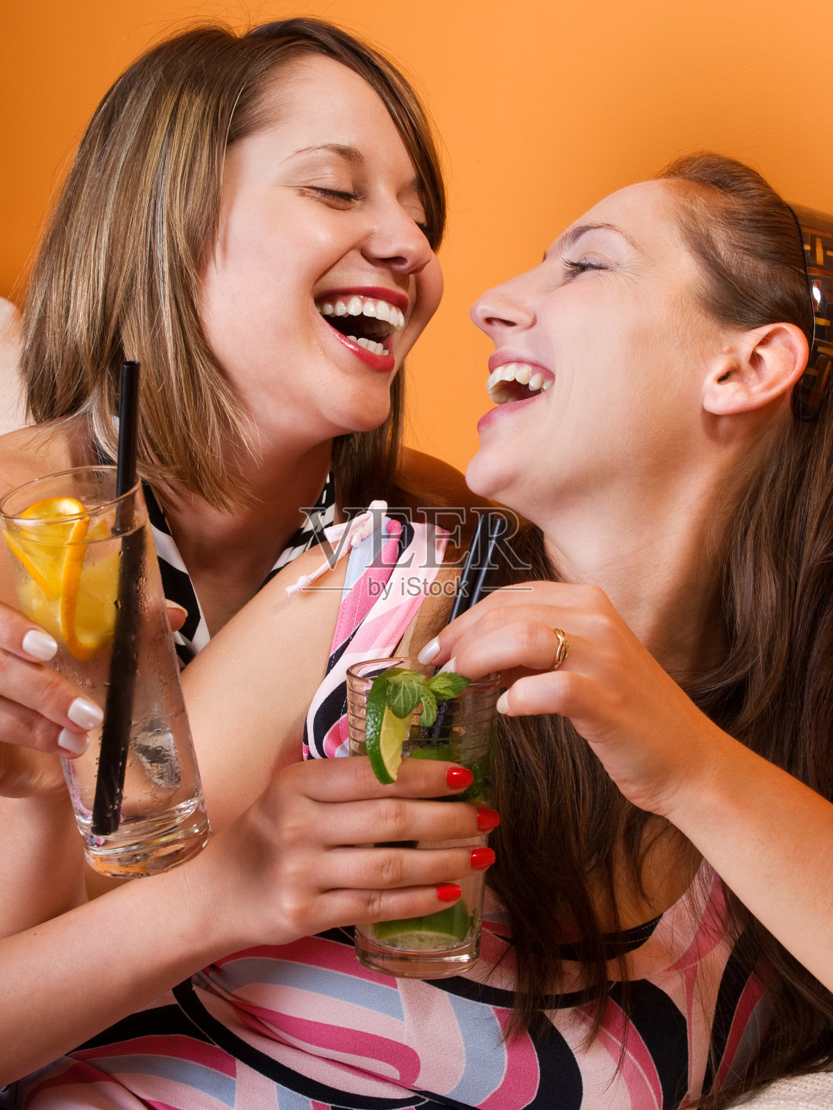 女孩与鸡尾酒照片摄影图片