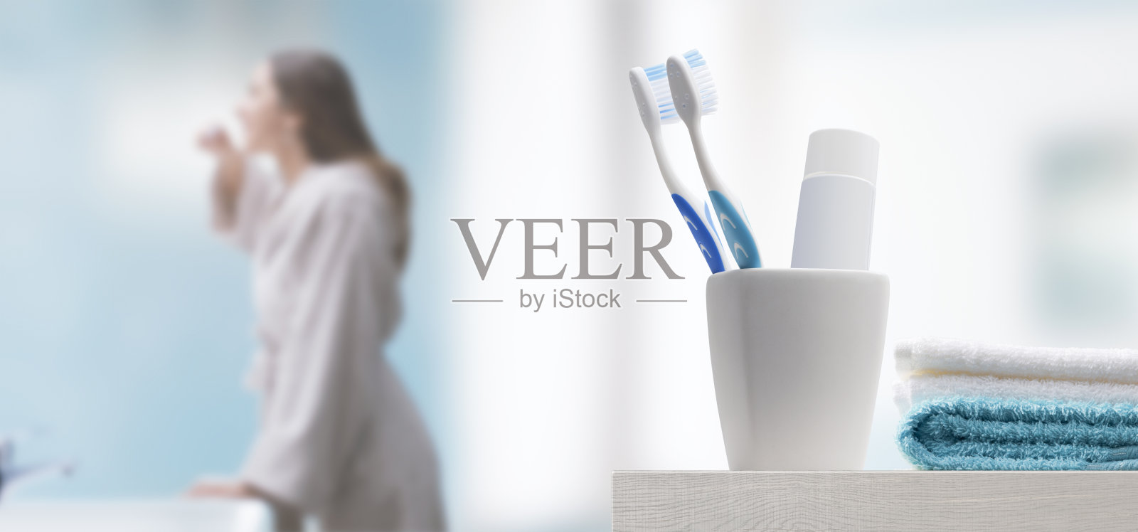 刷牙的年轻女子照片摄影图片