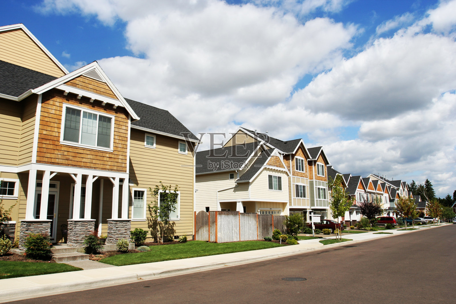 拥有蓝天和白云的新社区照片摄影图片