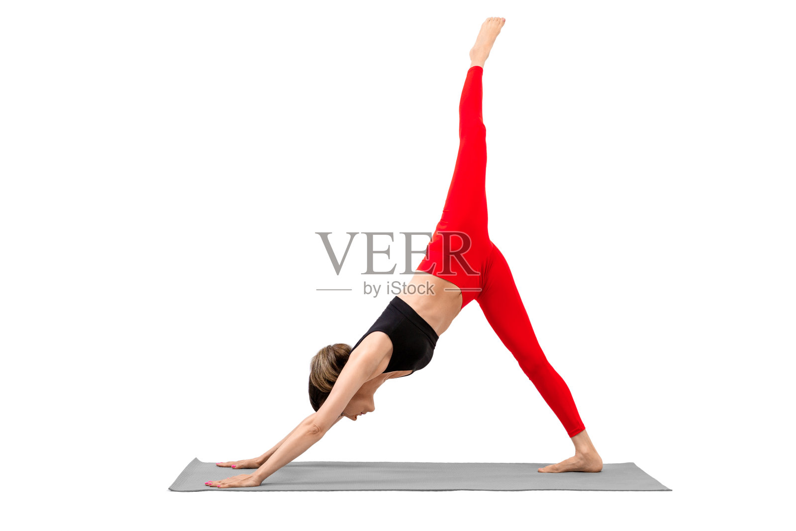 瑜伽，瑜伽。迷人苗条的女人练习三腿向下面对狗的姿势，孤立在白色。照片摄影图片