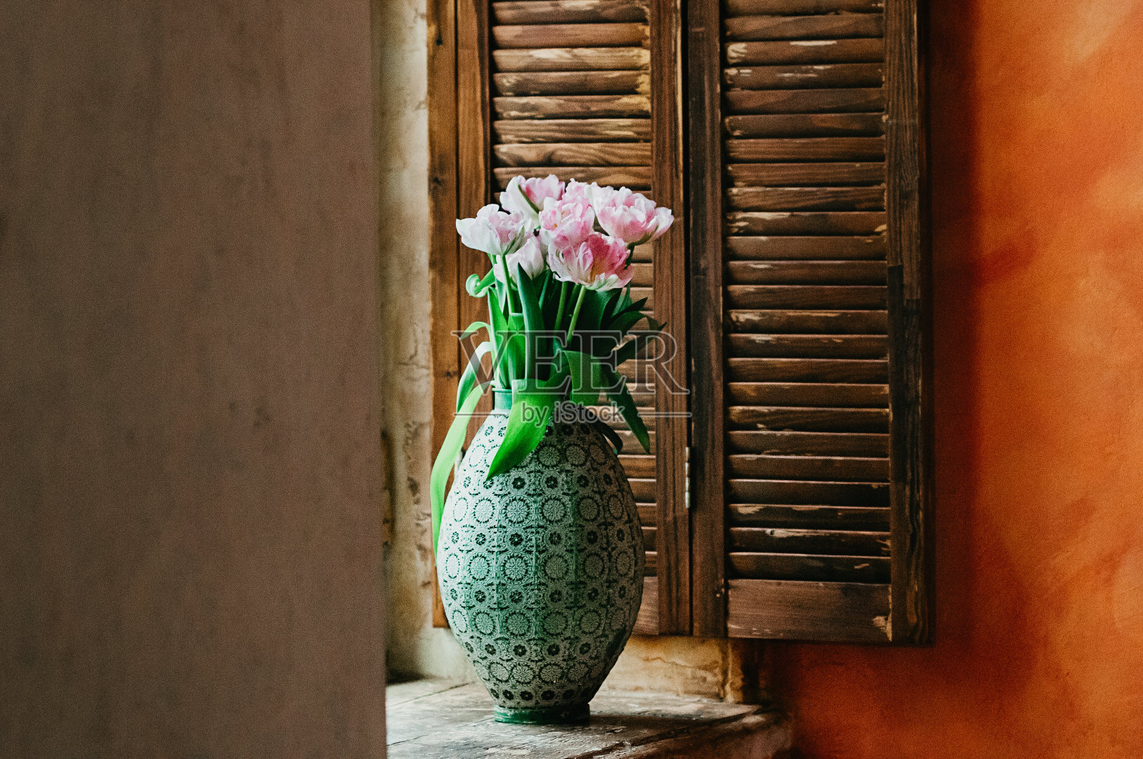 柔软聚焦的花束在花瓶上在窗台上照片摄影图片