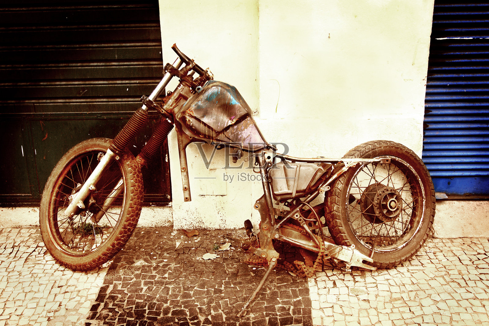 废弃的旧摩托车照片摄影图片