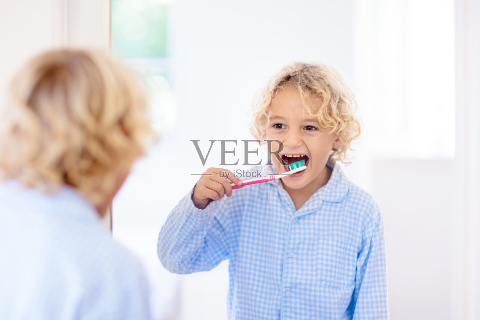 孩子刷牙。孩子们拿着牙膏、刷子。照片摄影图片