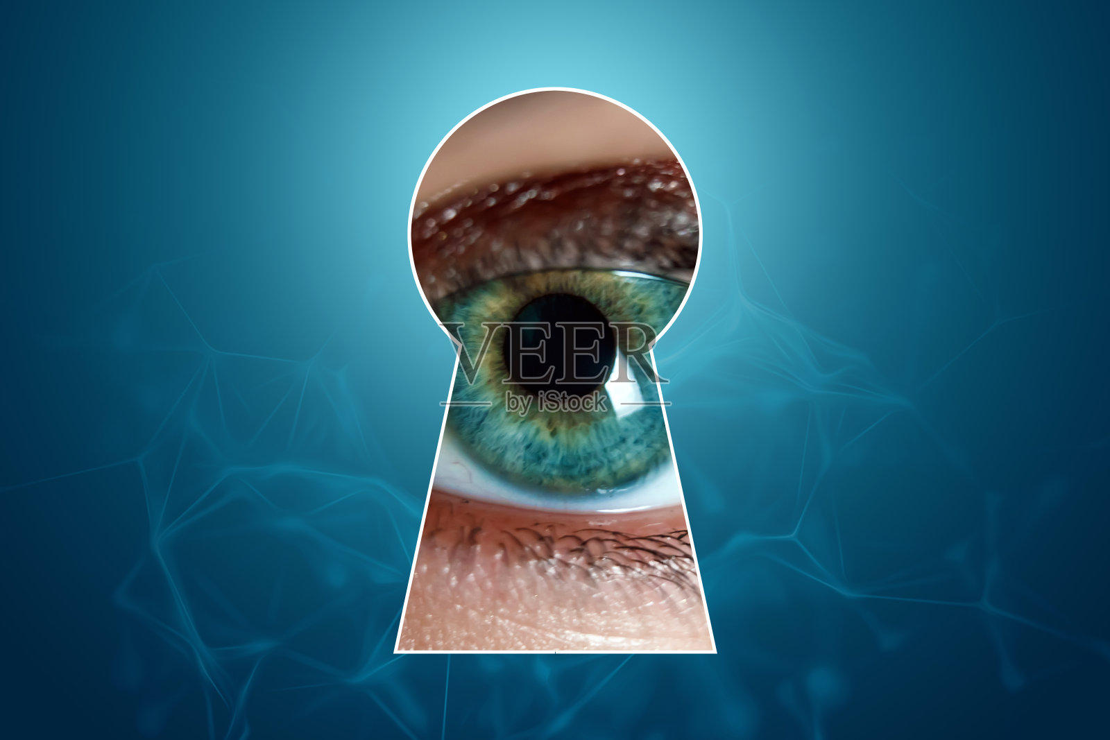 一个女人好奇地从钥匙孔往外偷看。不信任别人，监视别人。照片摄影图片