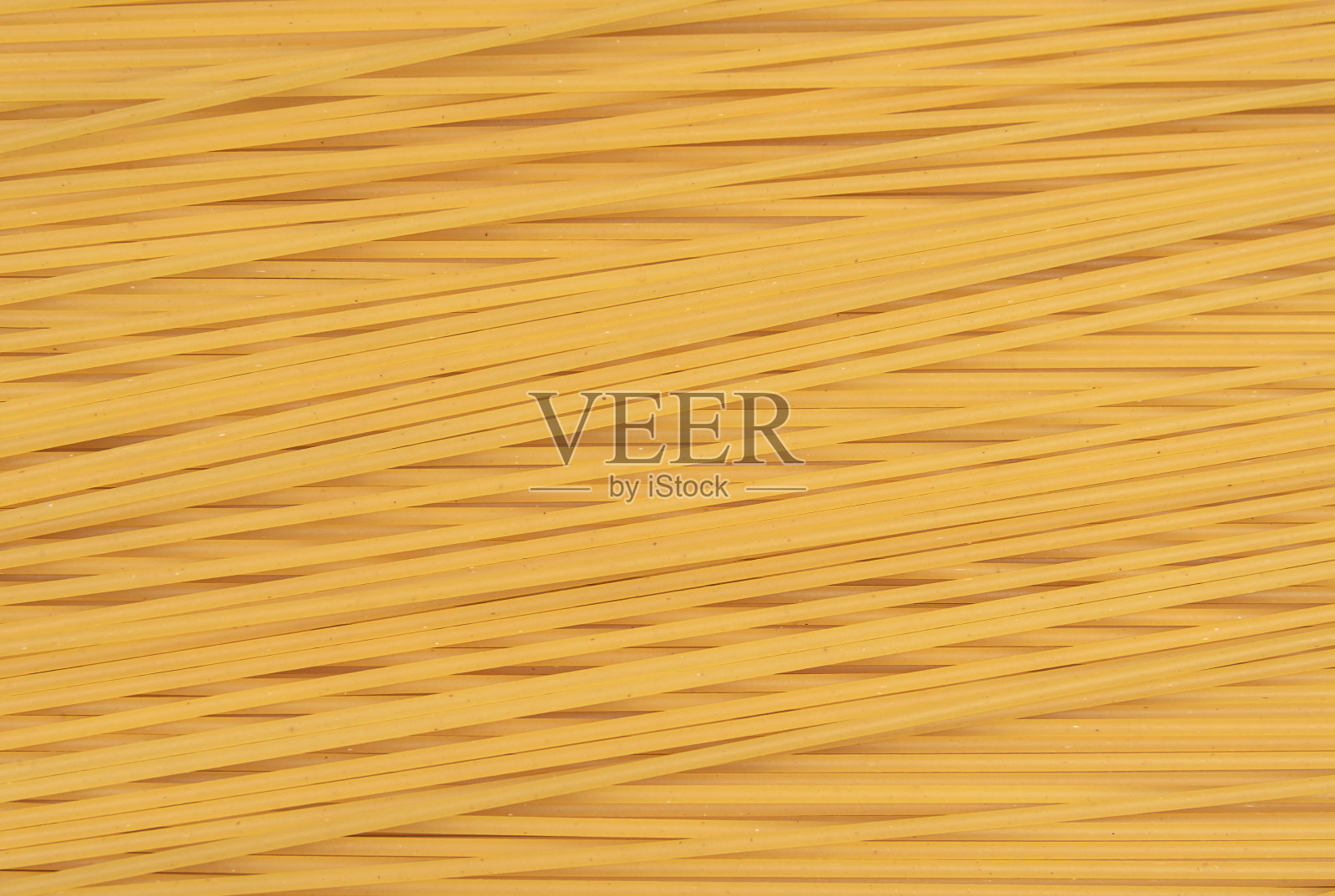 背景是生的长意大利面照片摄影图片