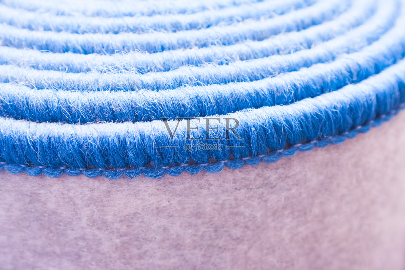 一卷蓝色羊毛地毯照片摄影图片