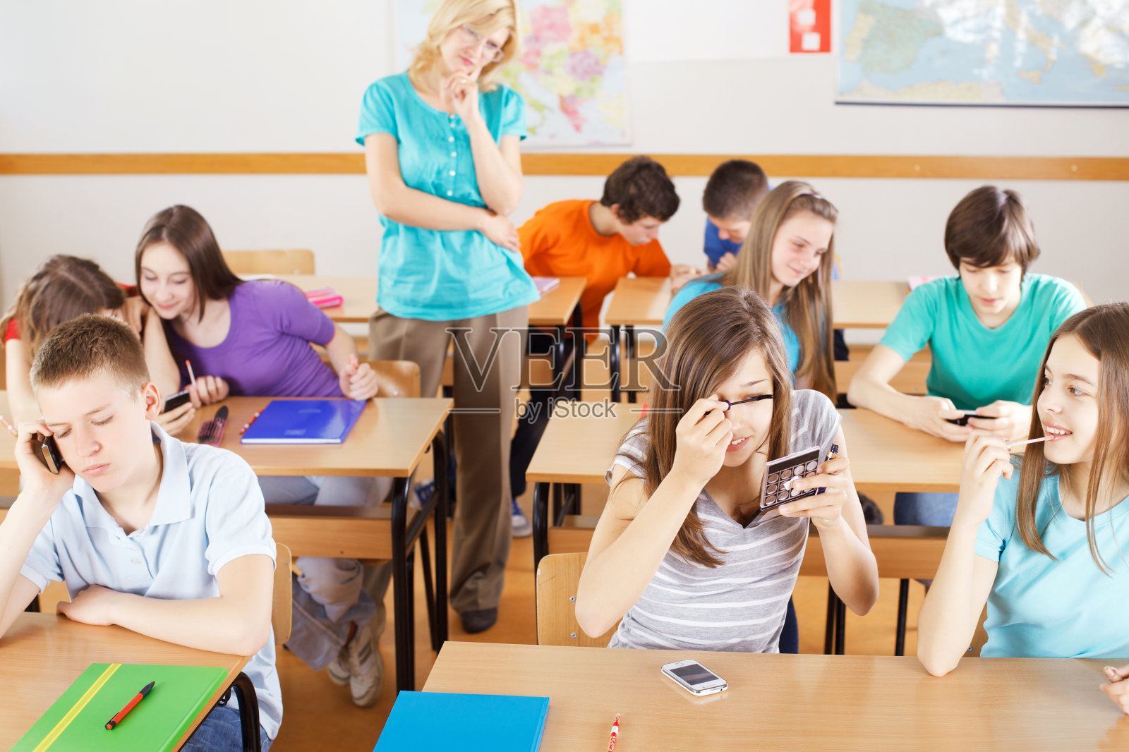 沮丧的老师和忙于工作的学生照片摄影图片