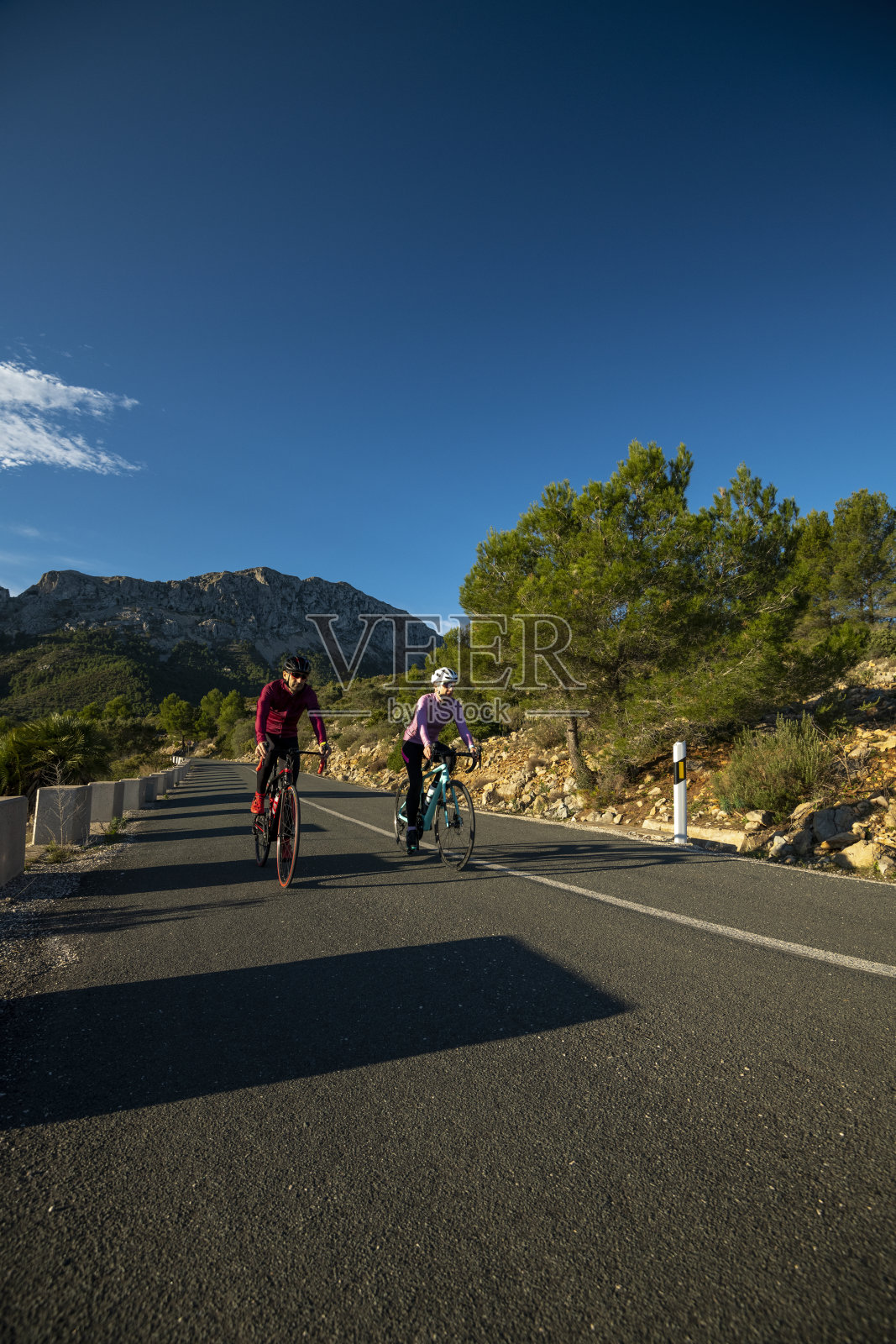两个骑自行车的人在西班牙科斯塔布兰卡附近的山上。照片摄影图片