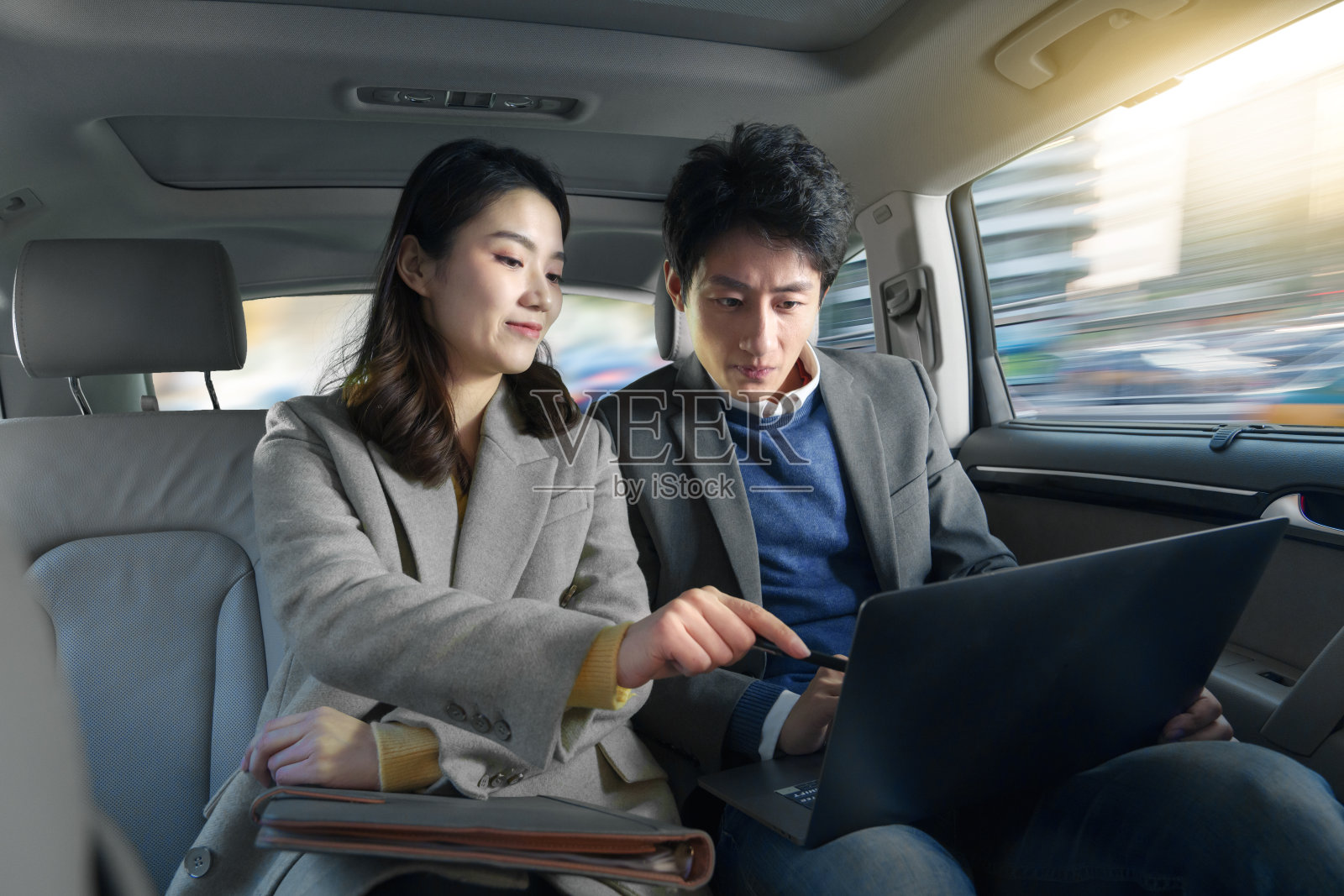 车内的青年商务人士移动办公照片摄影图片