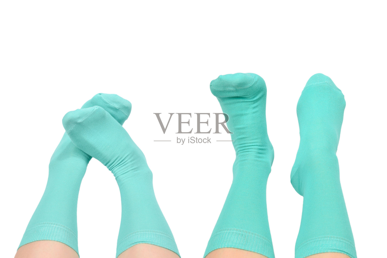 在白色背景上孤立的蓝色袜子的女人。前视图。照片摄影图片