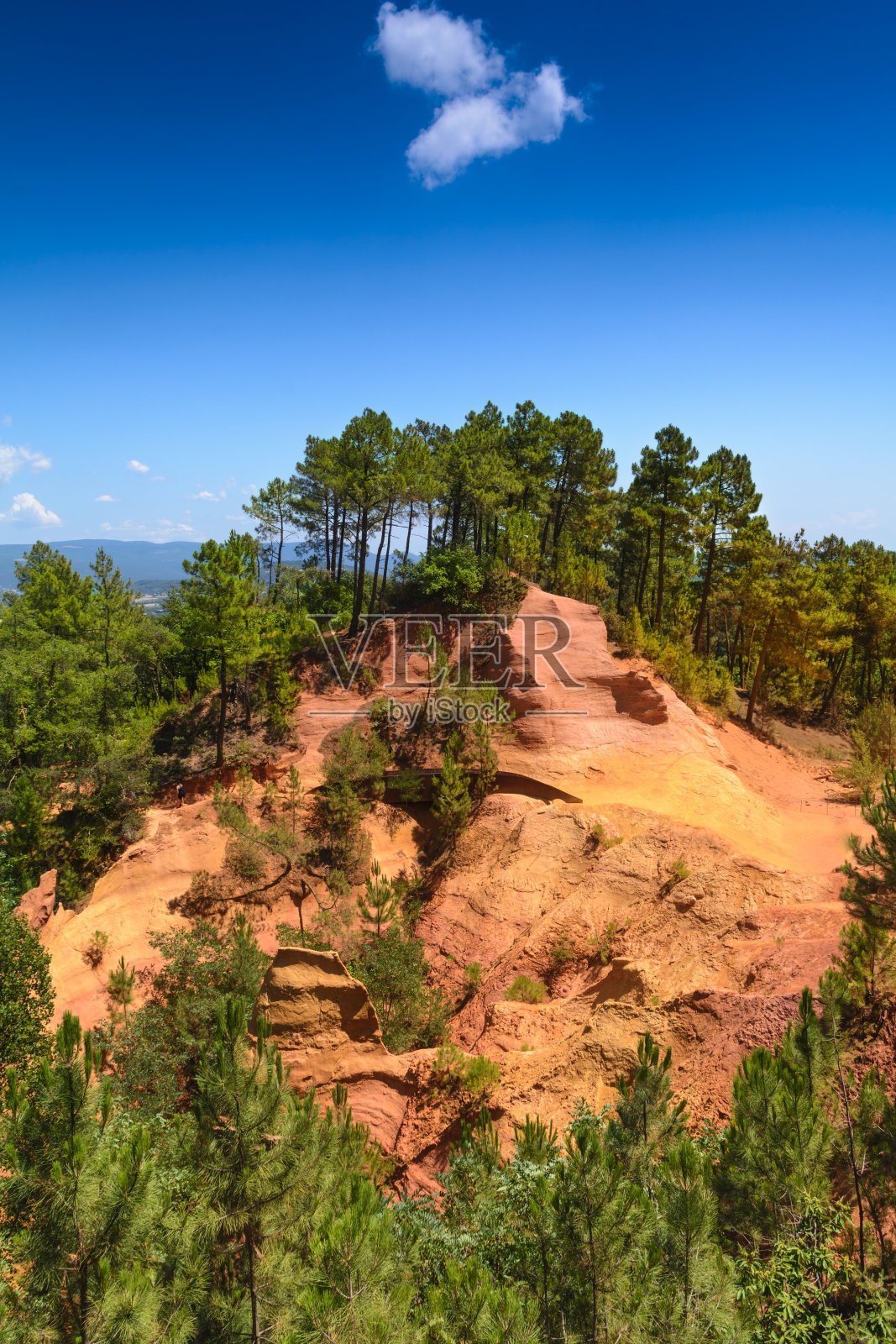 法国鲁西永村赭石山麓照片摄影图片
