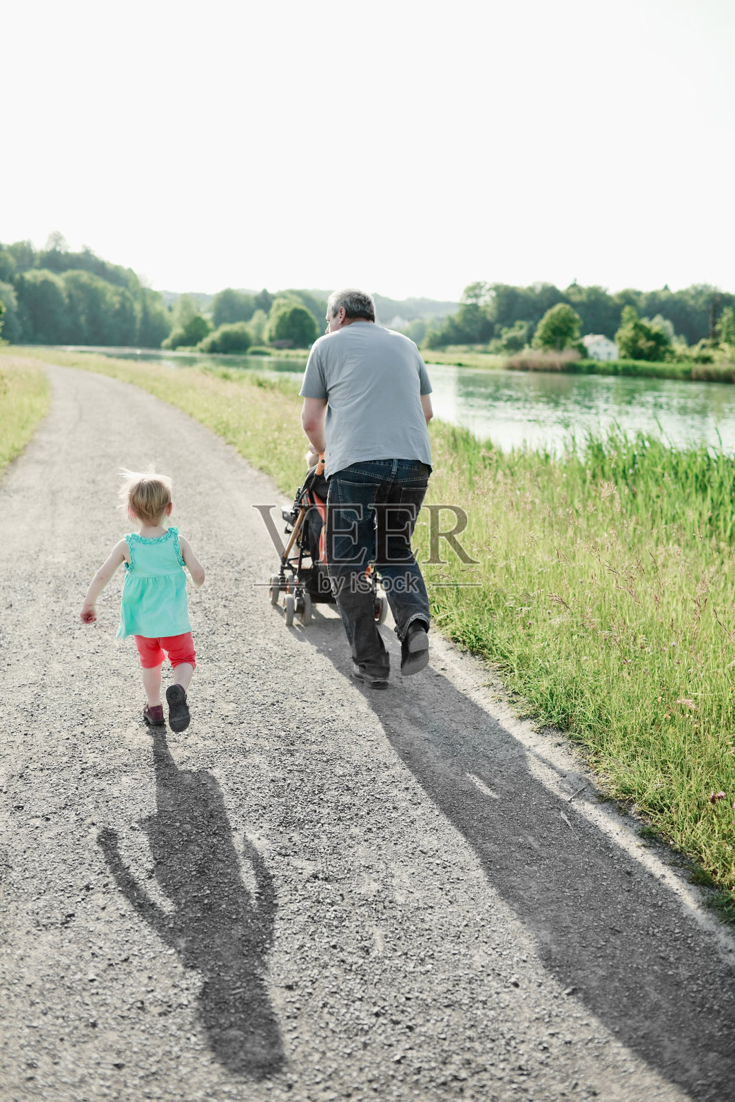 一个快乐的晴天照片摄影图片