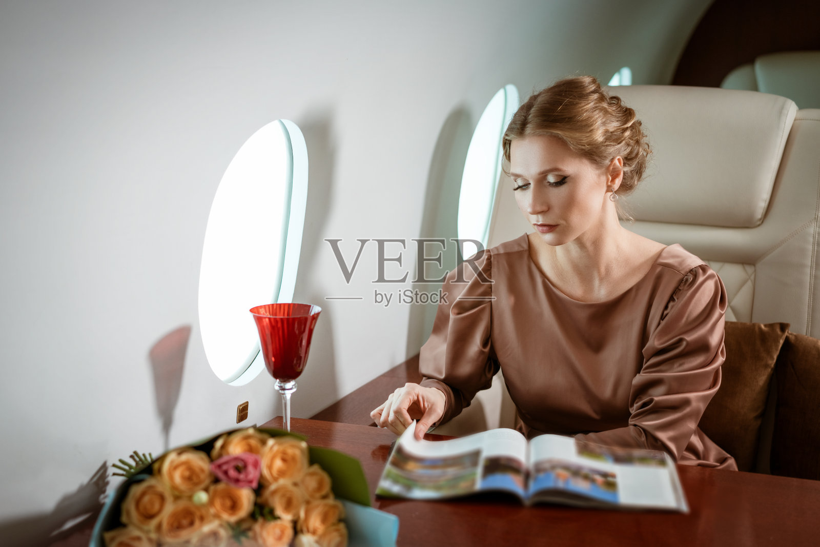 私人飞机上的美女照片摄影图片