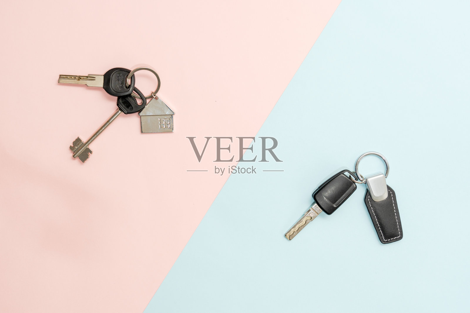 车子和房子的钥匙在两种颜色的背景上照片摄影图片