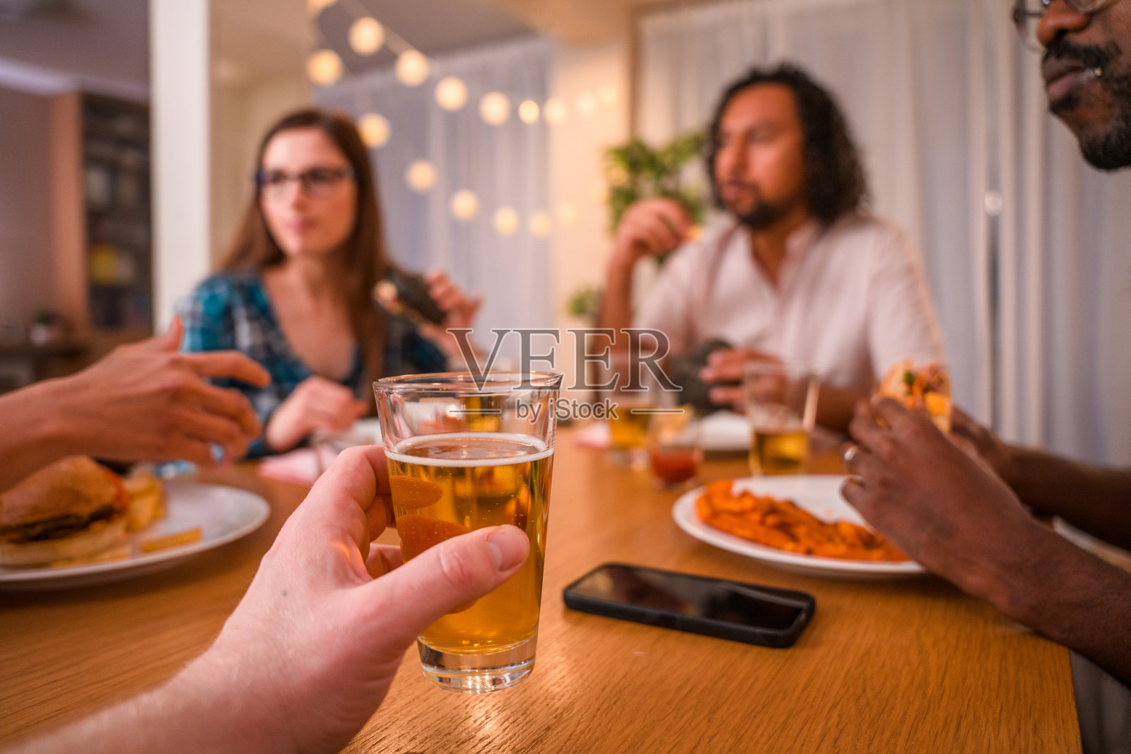 一名白人男子拿着一杯啤酒照片摄影图片