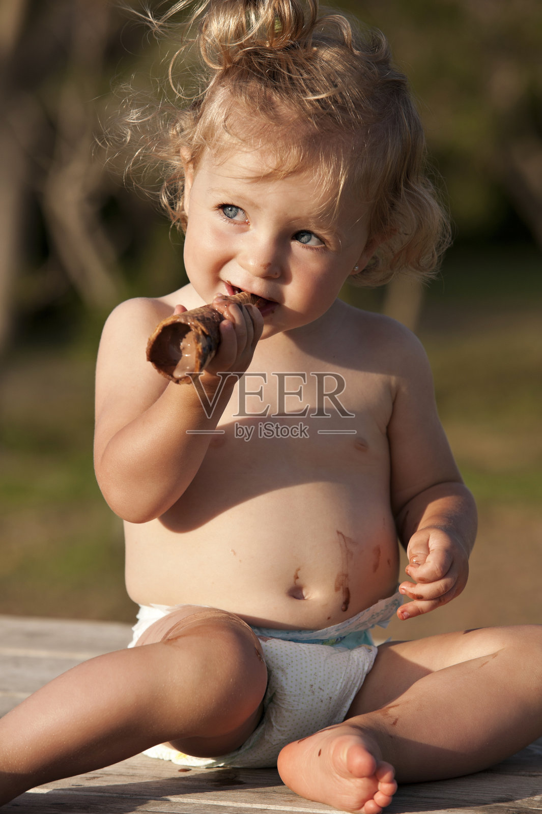 吃冰淇淋照片摄影图片