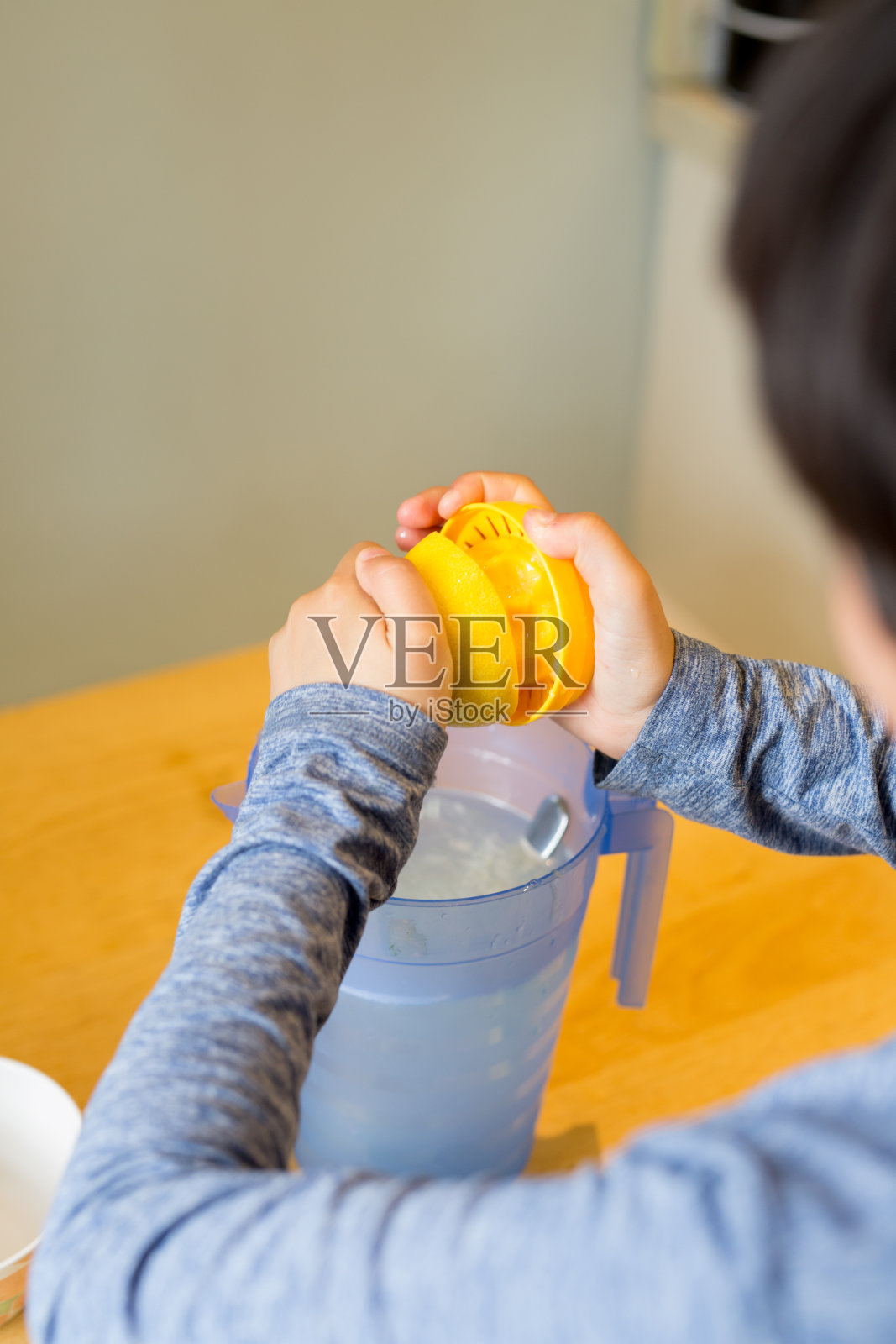 把它做成柠檬水照片摄影图片