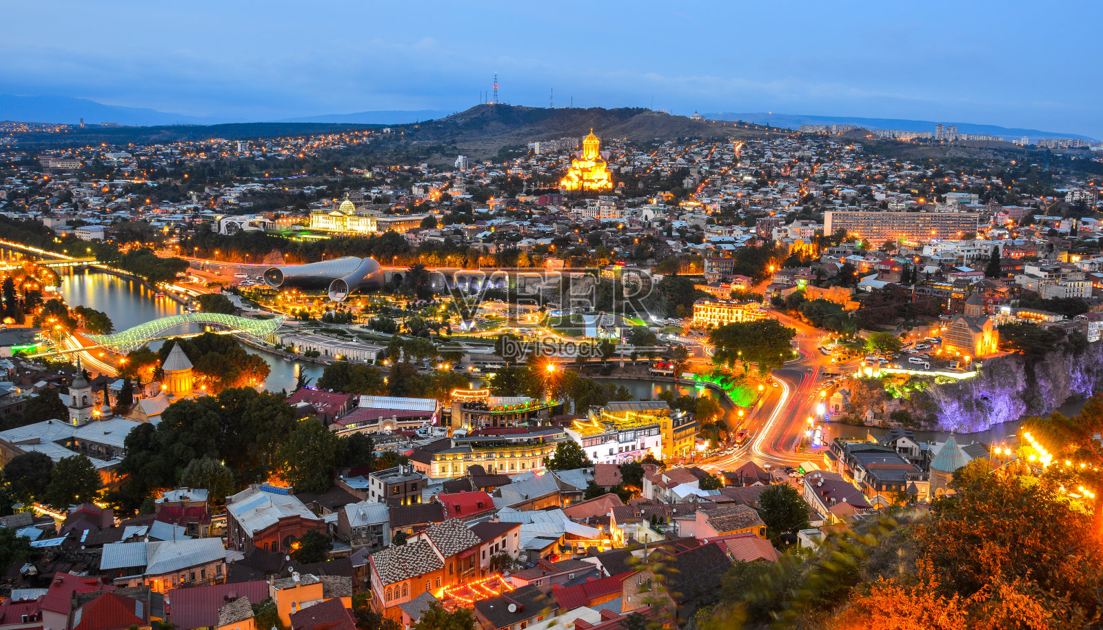 格鲁吉亚第比利斯的夜景照片摄影图片