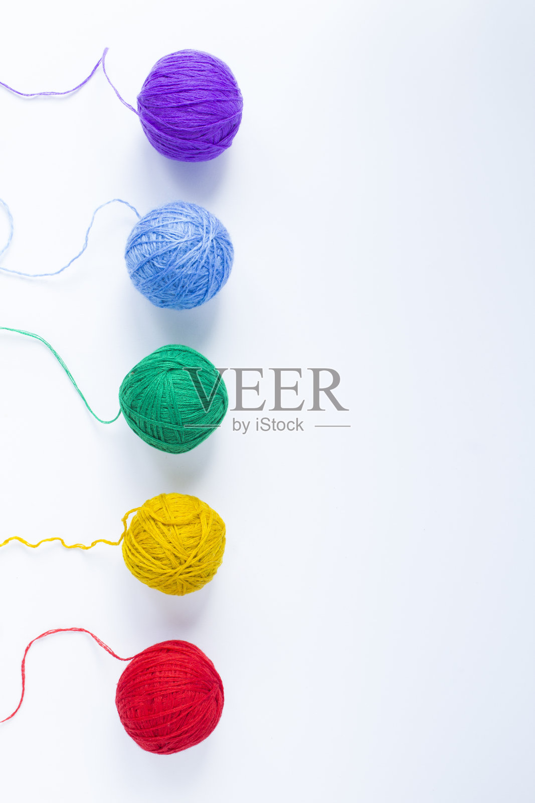 在白色背景上编织用的彩色线。前视图。副本的空间。照片摄影图片
