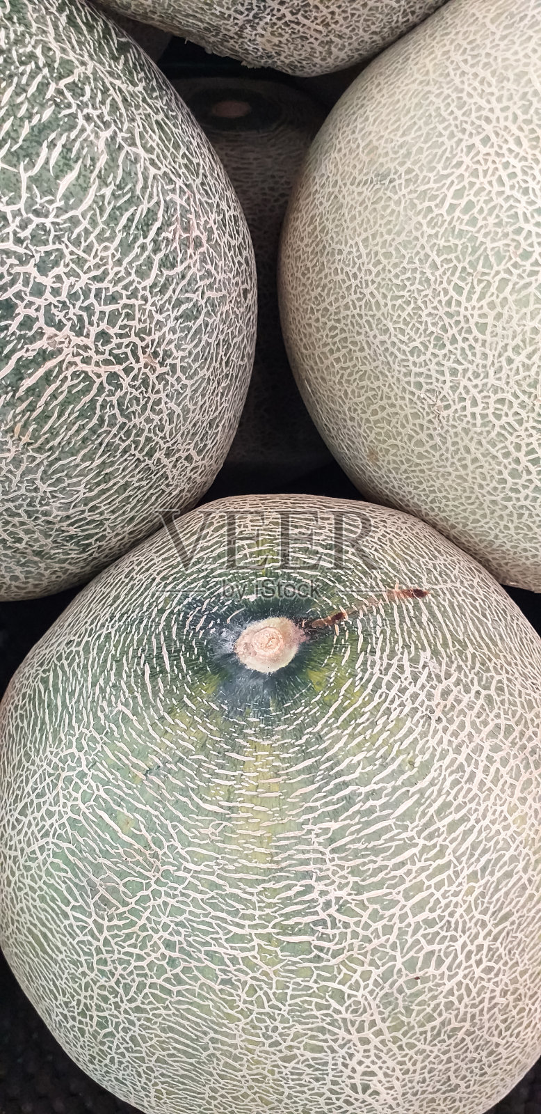 市场上有丰富的新鲜有机水果。照片摄影图片