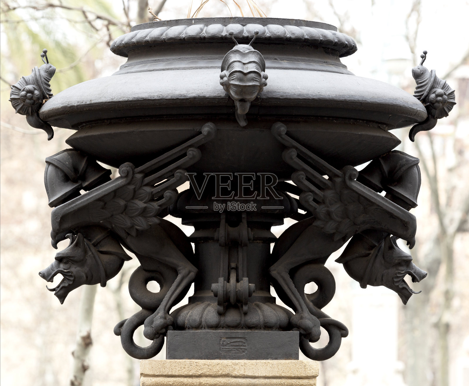 城市铁花瓶，装饰有象征性的动物照片摄影图片