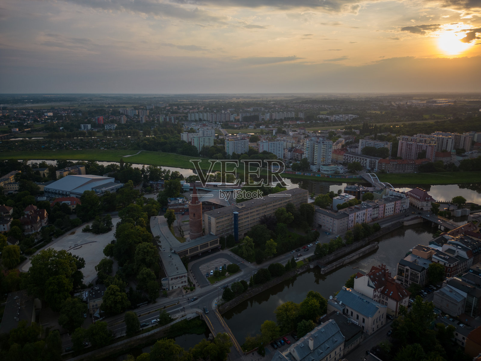 Opole。市场广场，河边的歌剧院，奥波莱最受欢迎的地方。照片摄影图片