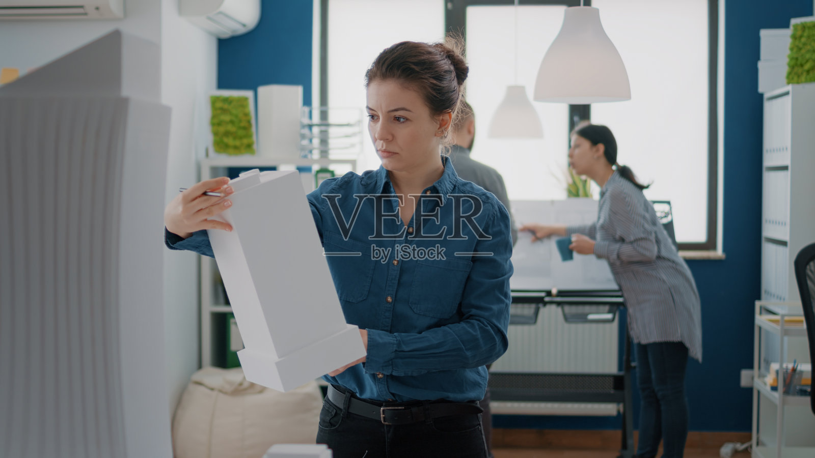 女建筑师分析建筑模型创造城市项目结构的肖像照片摄影图片