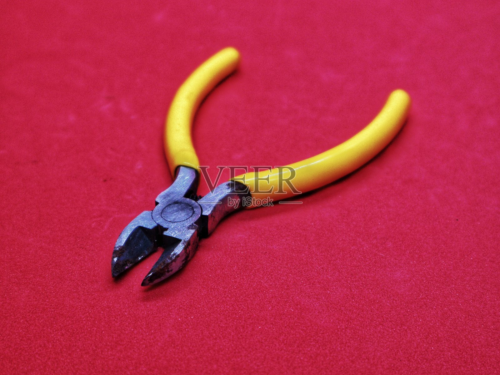 刀具在红色背景上的选择性聚焦。照片摄影图片