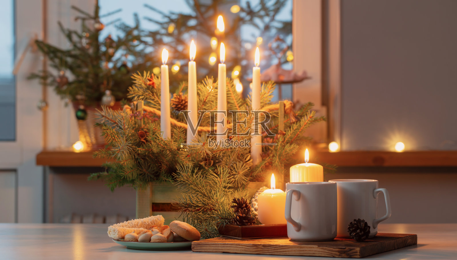 装着热饮的白色杯子和家里的圣诞装饰品照片摄影图片