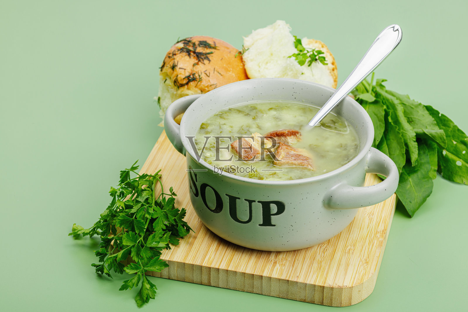 传统的葡萄牙汤Caldo Verde与新鲜的面包店。芳香的青菜，上菜照片摄影图片