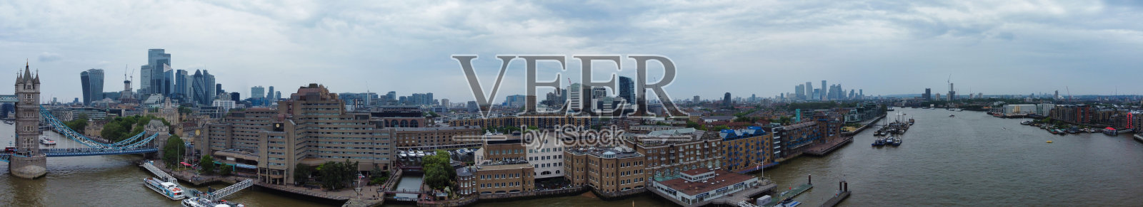 伦敦市中心伦敦桥上的泰晤士河照片摄影图片