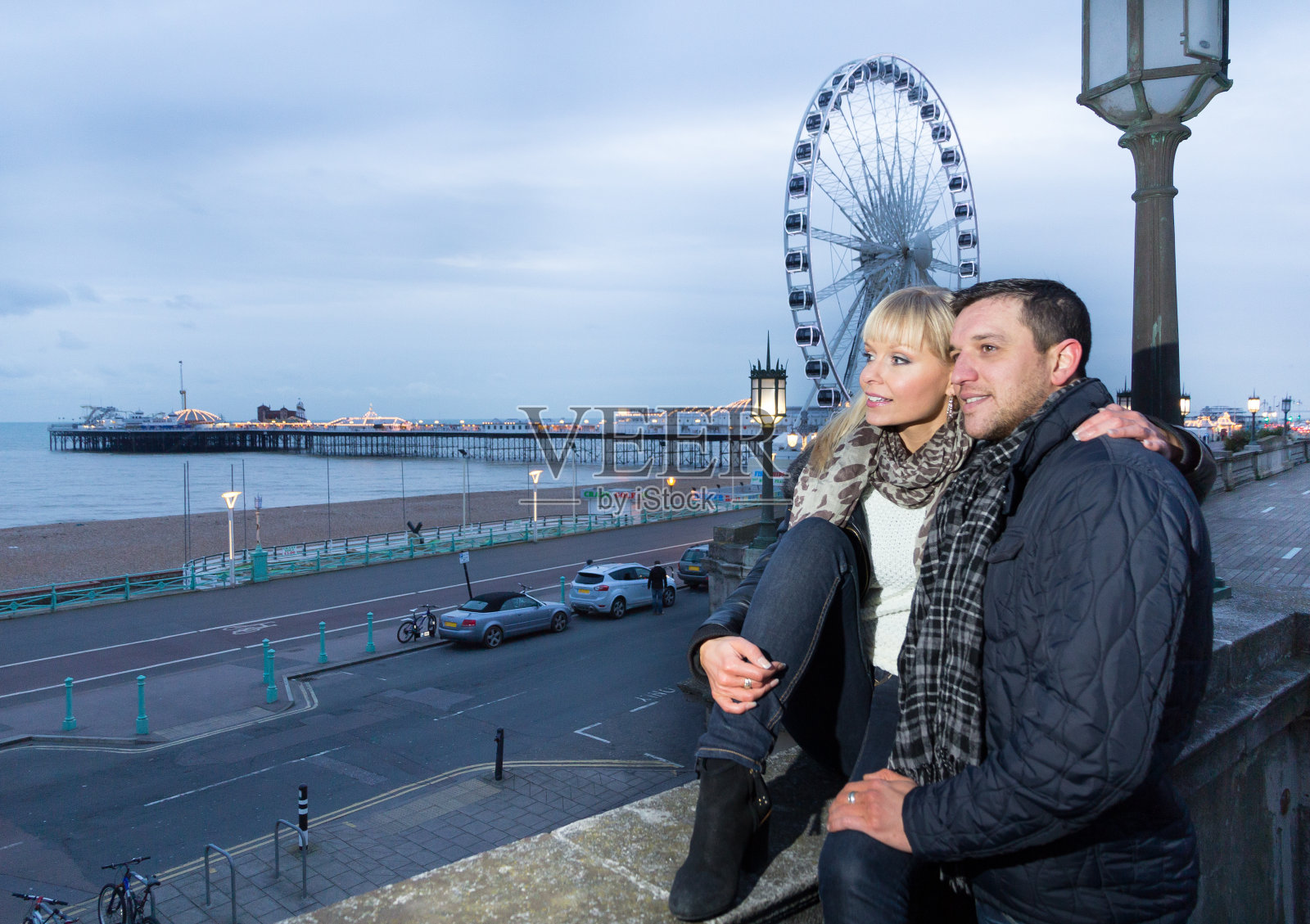 一对夫妇在布赖顿享受寒假照片摄影图片