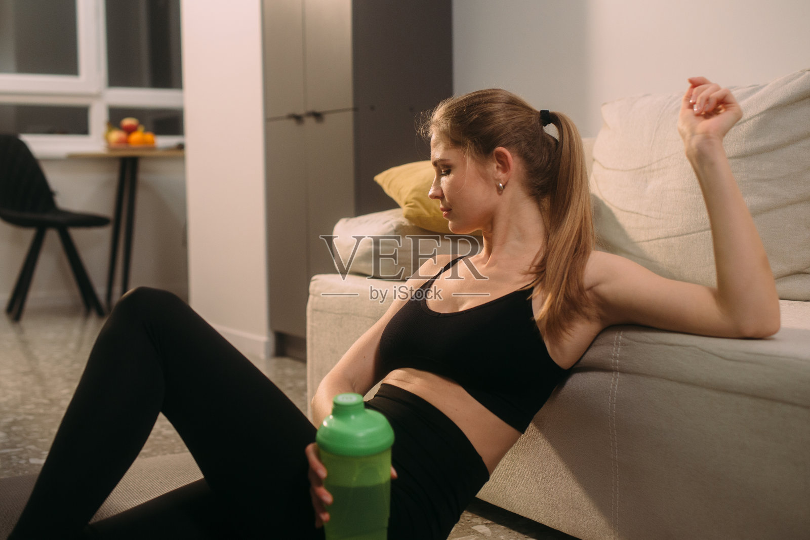 爱运动的女孩在客厅里休息照片摄影图片