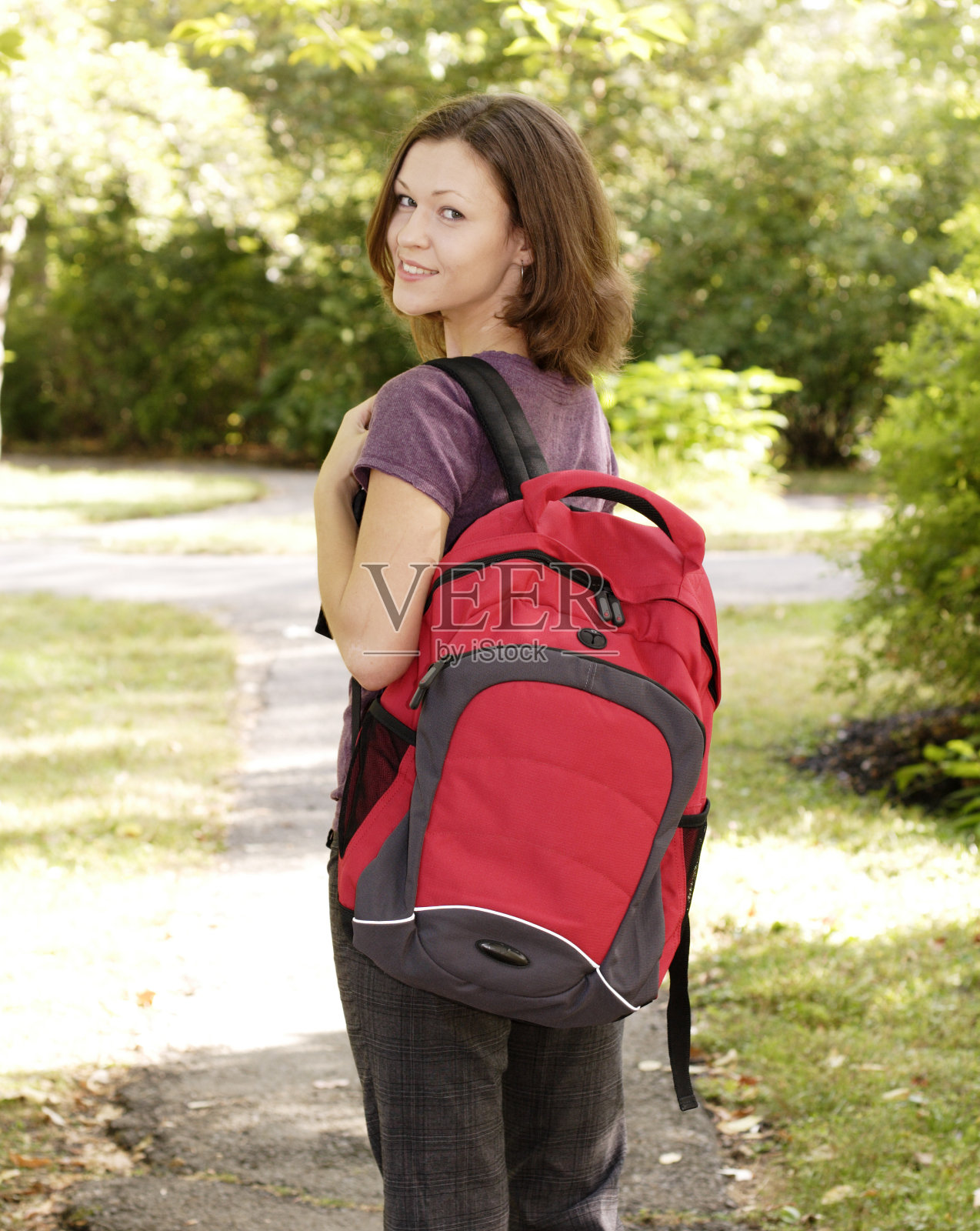 背着背包的年轻女子照片摄影图片