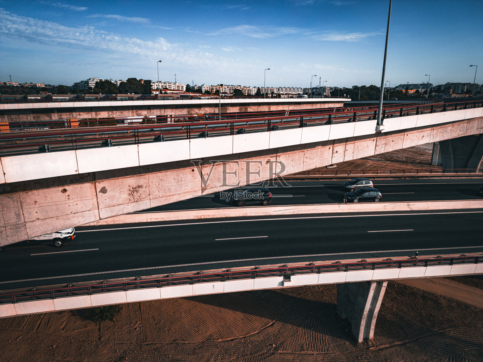 从高速公路上看到的里斯本的航拍照片，以及与其他目的地的不同连接照片摄影图片