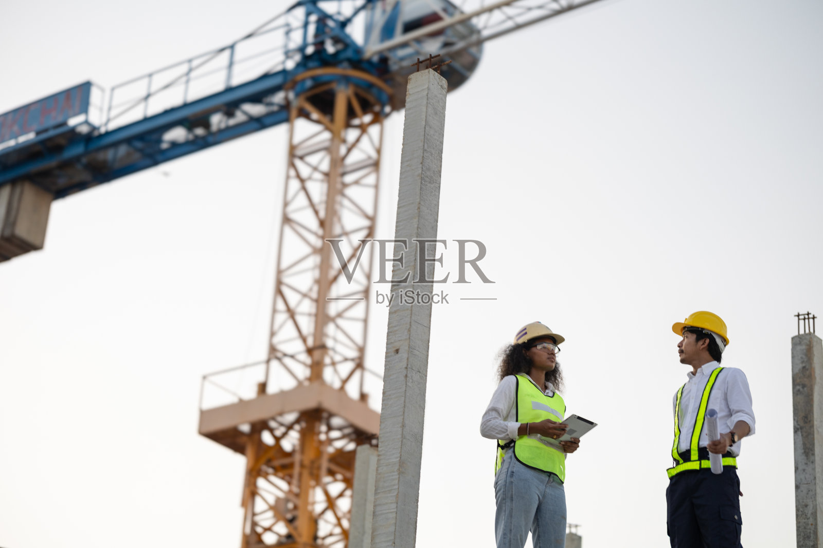 渐进式建设项目管理与工程师和平板电脑-蓝图规划和现场专业知识照片摄影图片