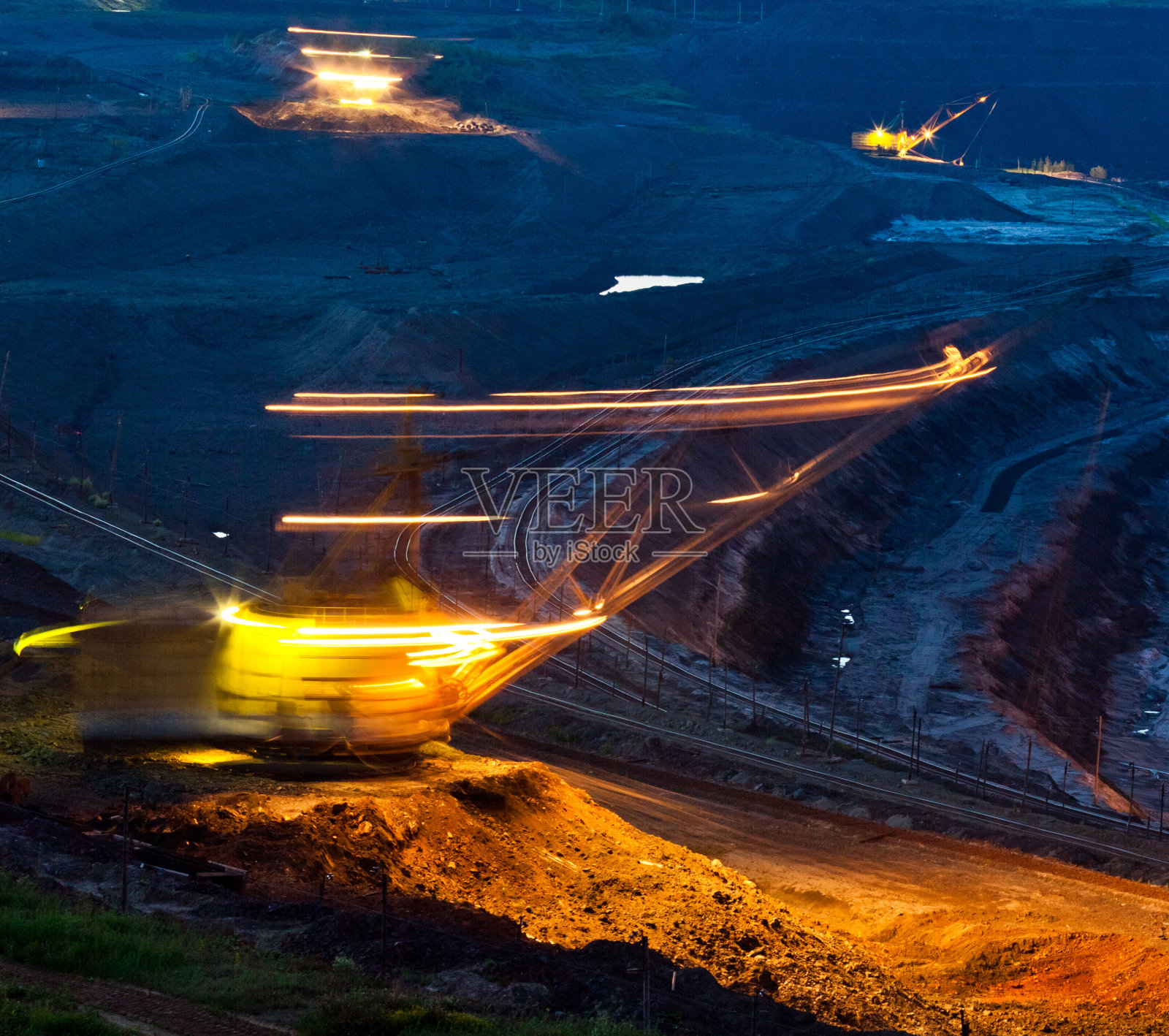 挖掘机在夜间工作。照片摄影图片