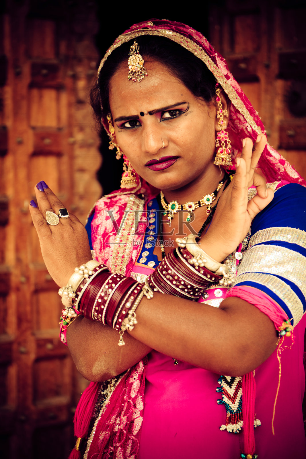 穿着传统服装的拉贾斯坦邦妇女照片摄影图片