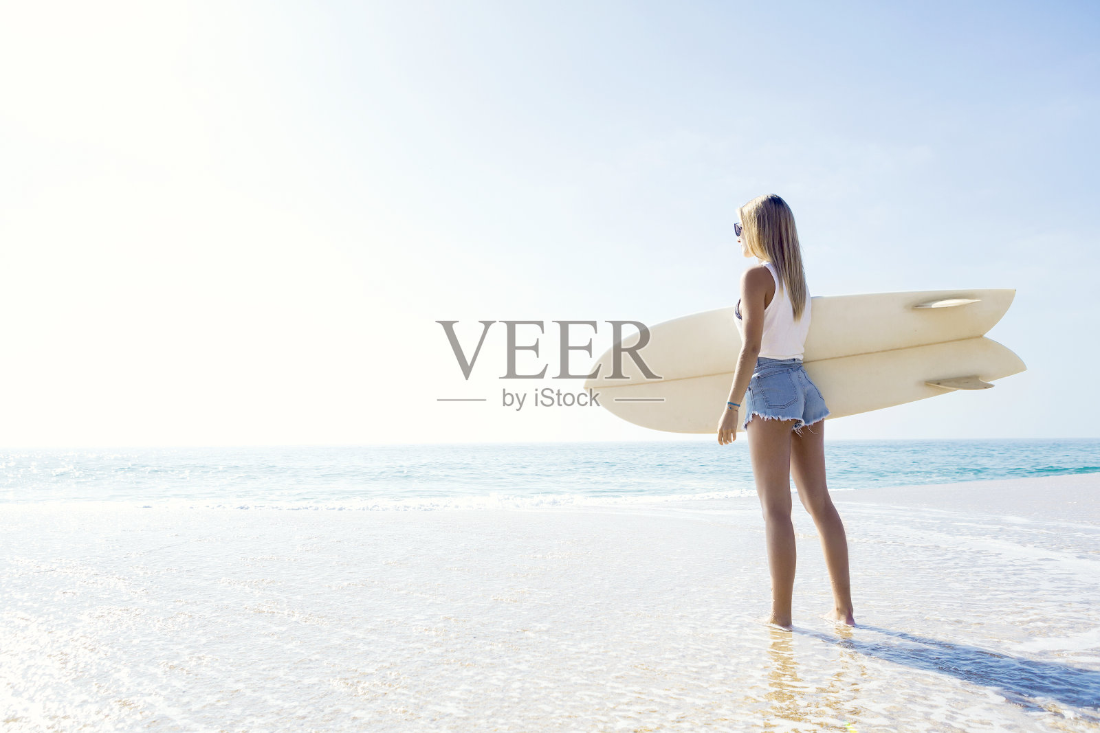 冲浪的女孩照片摄影图片