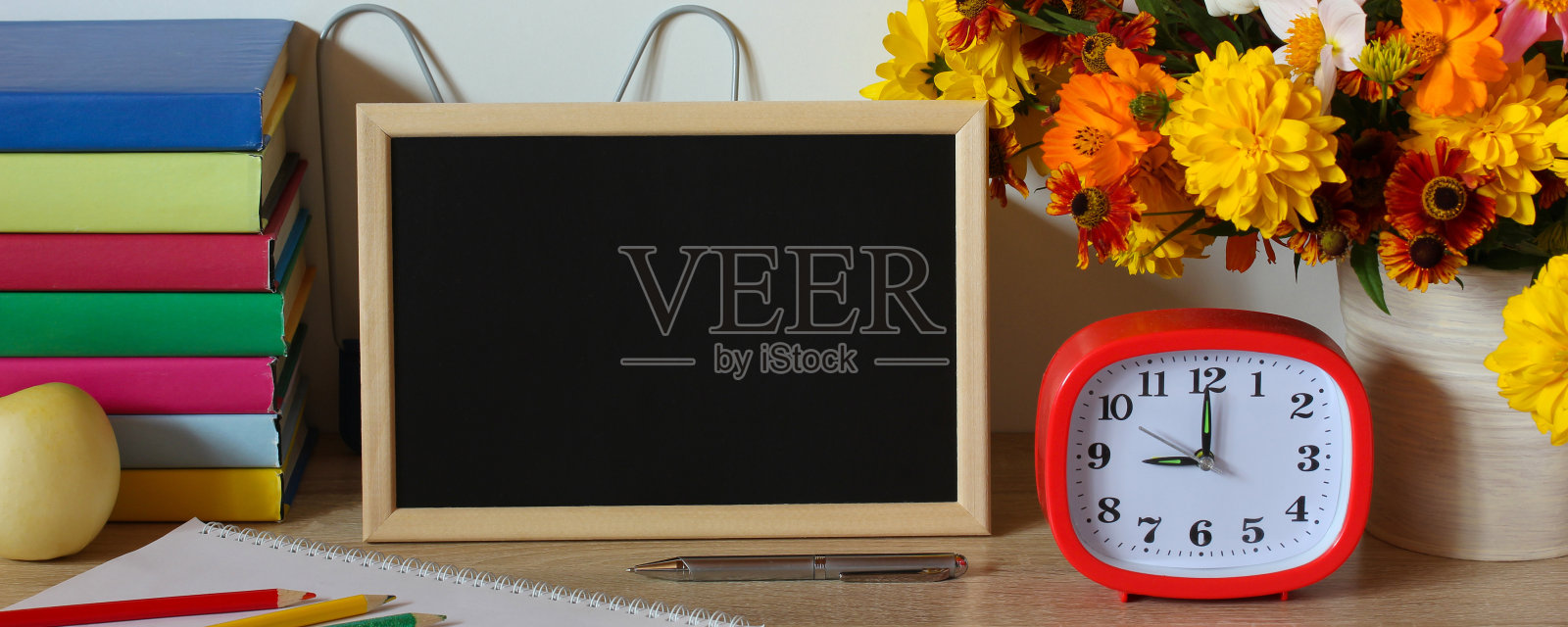 回到学校。用一个空黑板做模型。照片摄影图片