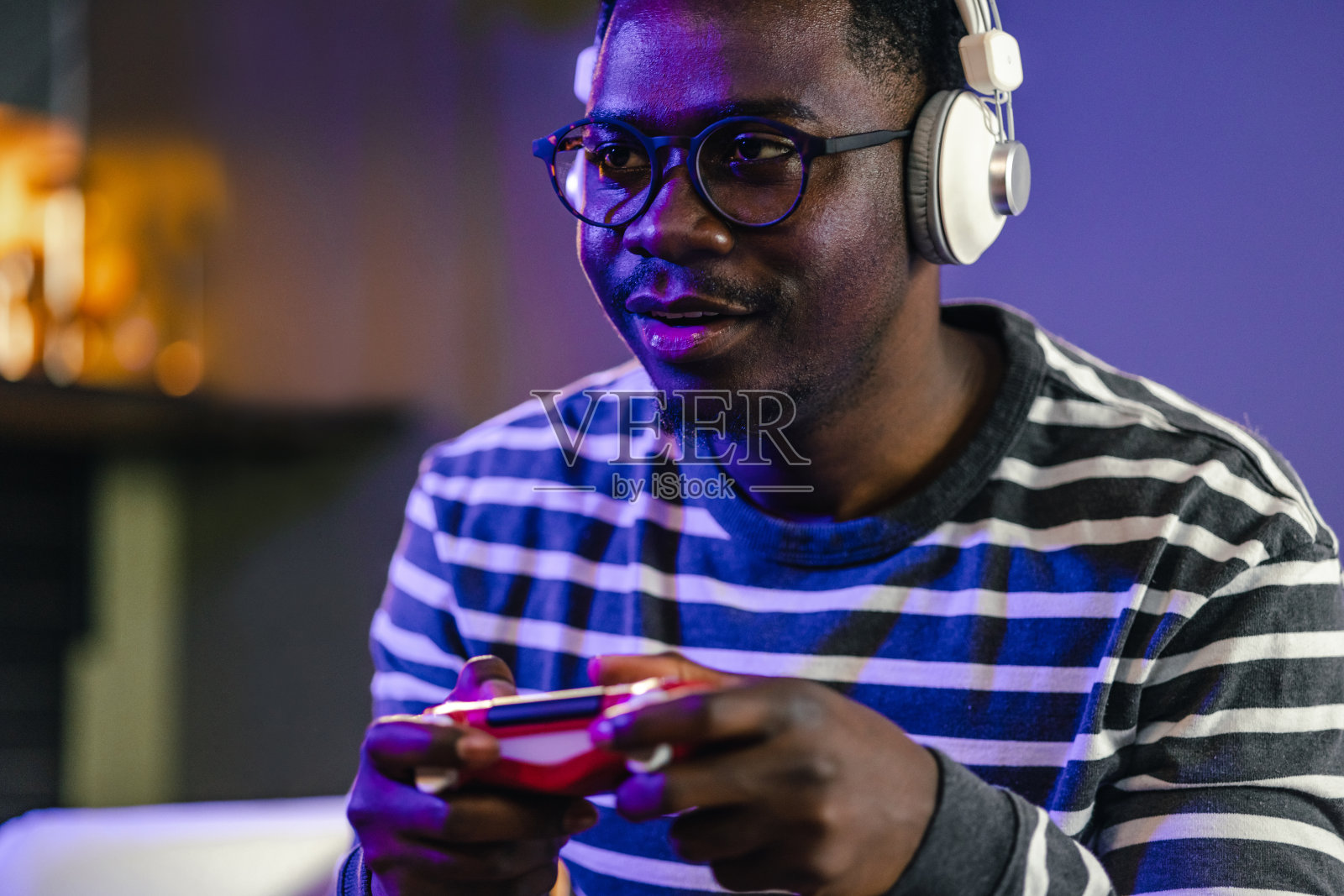 完全专注于比赛。年轻的非洲裔美国人在家里玩电子游戏照片摄影图片