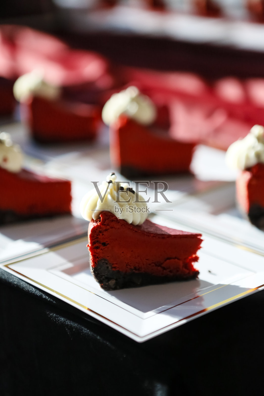 红丝绒切片蛋糕自助餐照片摄影图片