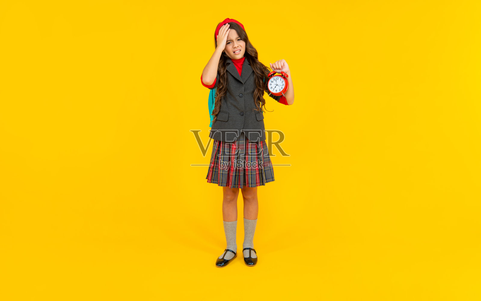 不快乐的少女背着背包。回到学校。知识的一天。教育时间。照片摄影图片