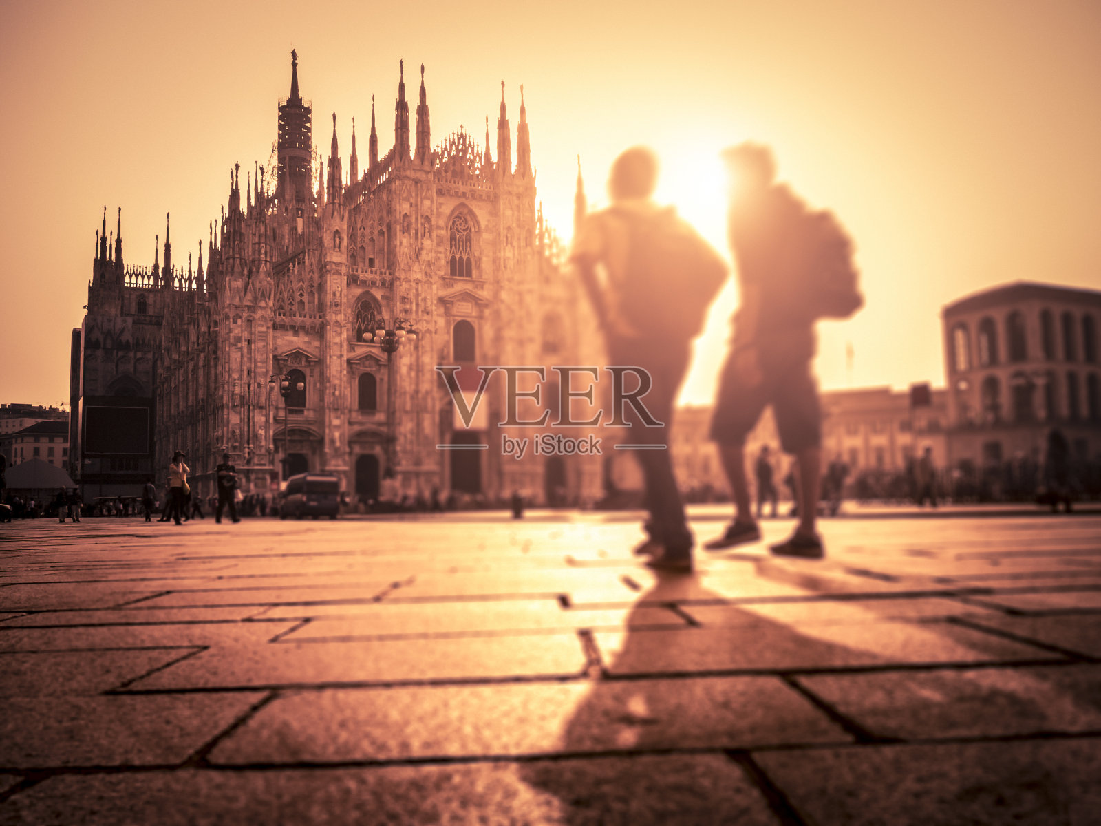 日落时分，人们在大教堂广场上散步照片摄影图片