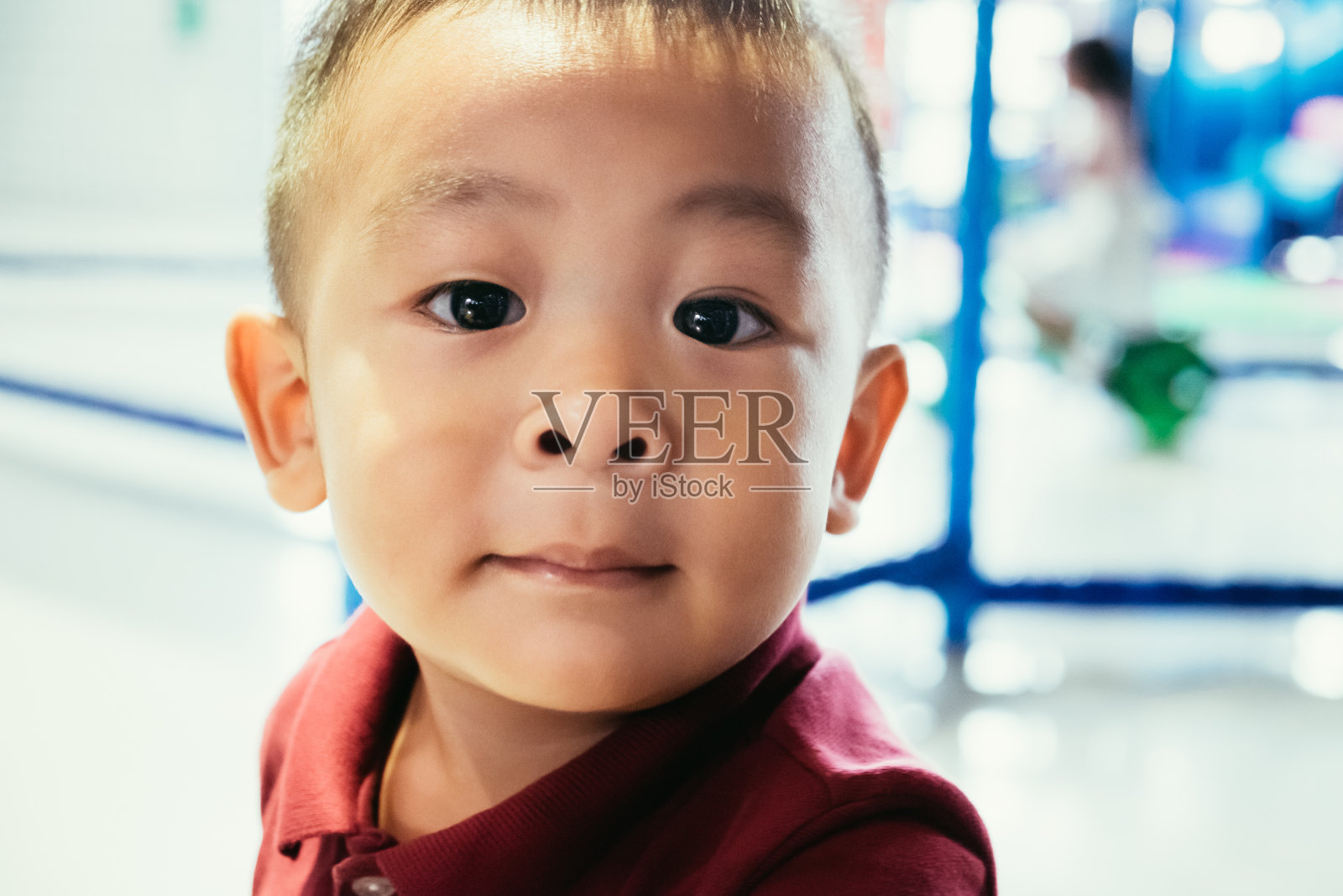 他是个快乐的小家伙照片摄影图片