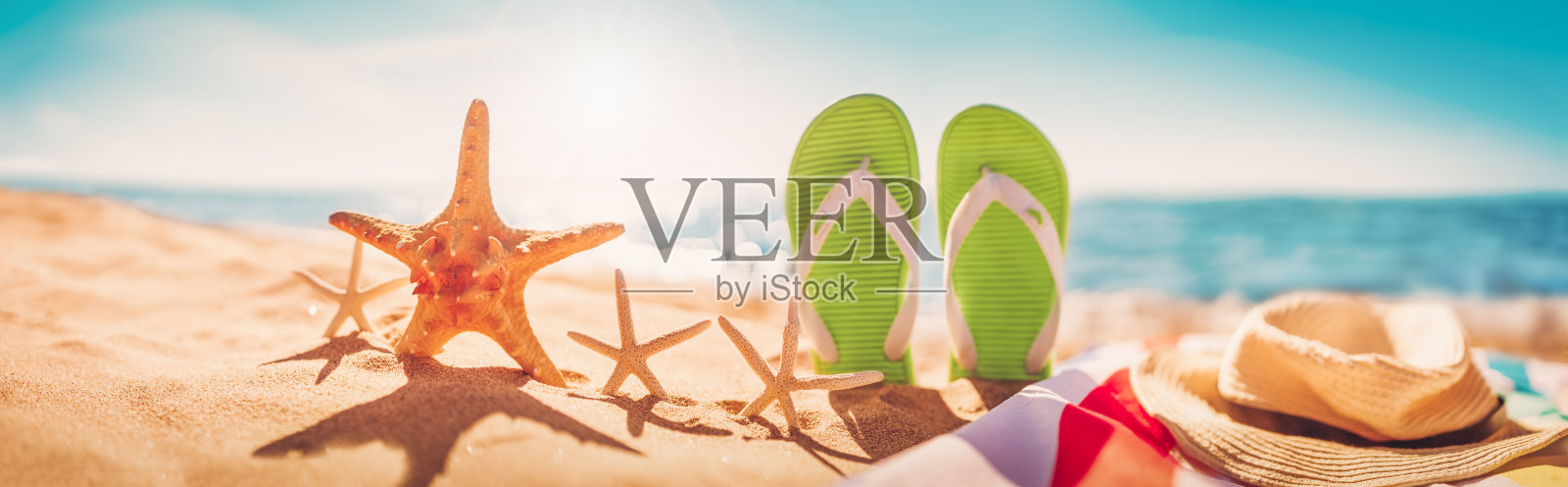 夏天在海边的沙滩上的沙滩配件。照片摄影图片