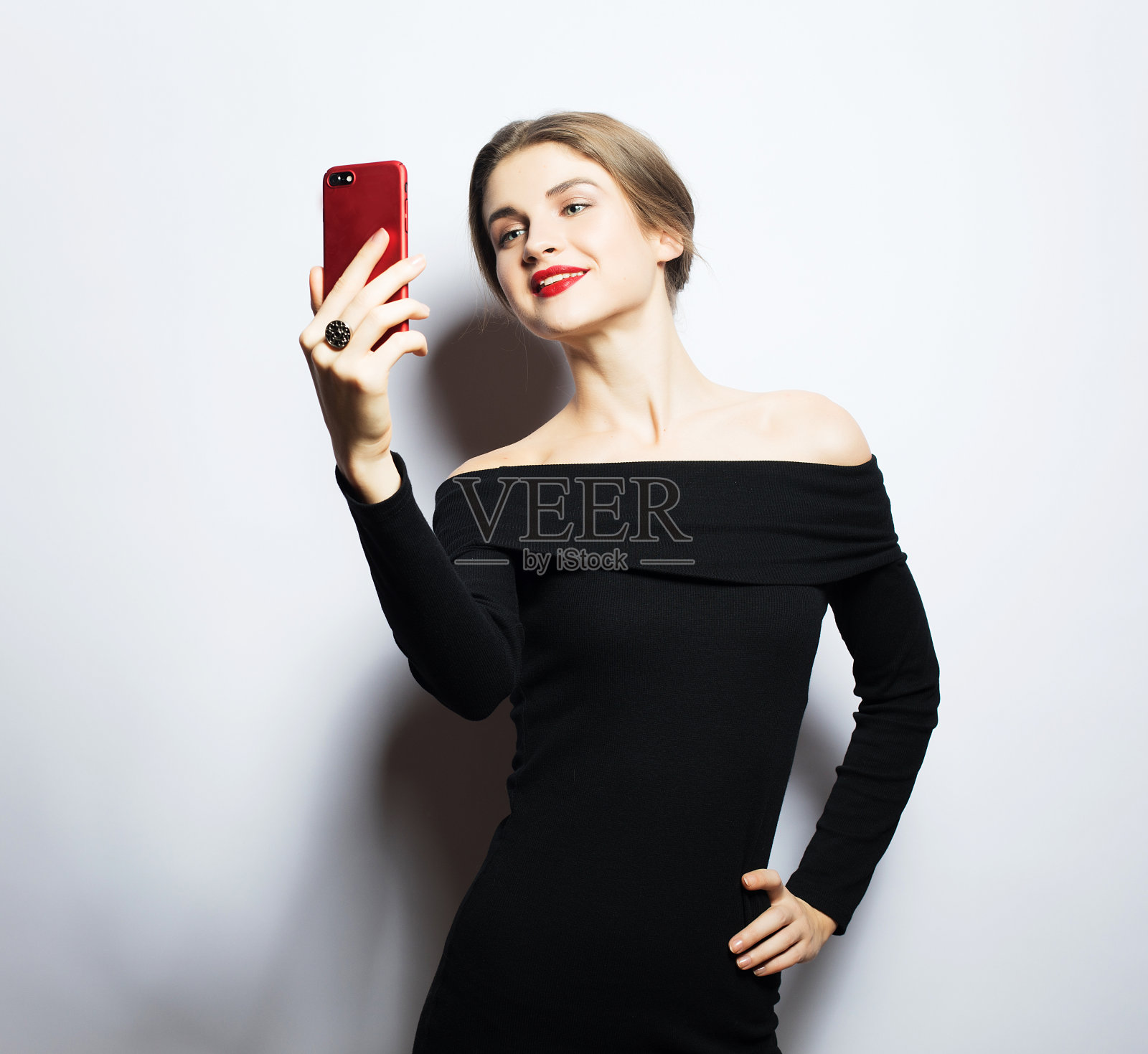 有问题的时间。年轻微笑的金发女子在白色背景上自拍照片摄影图片