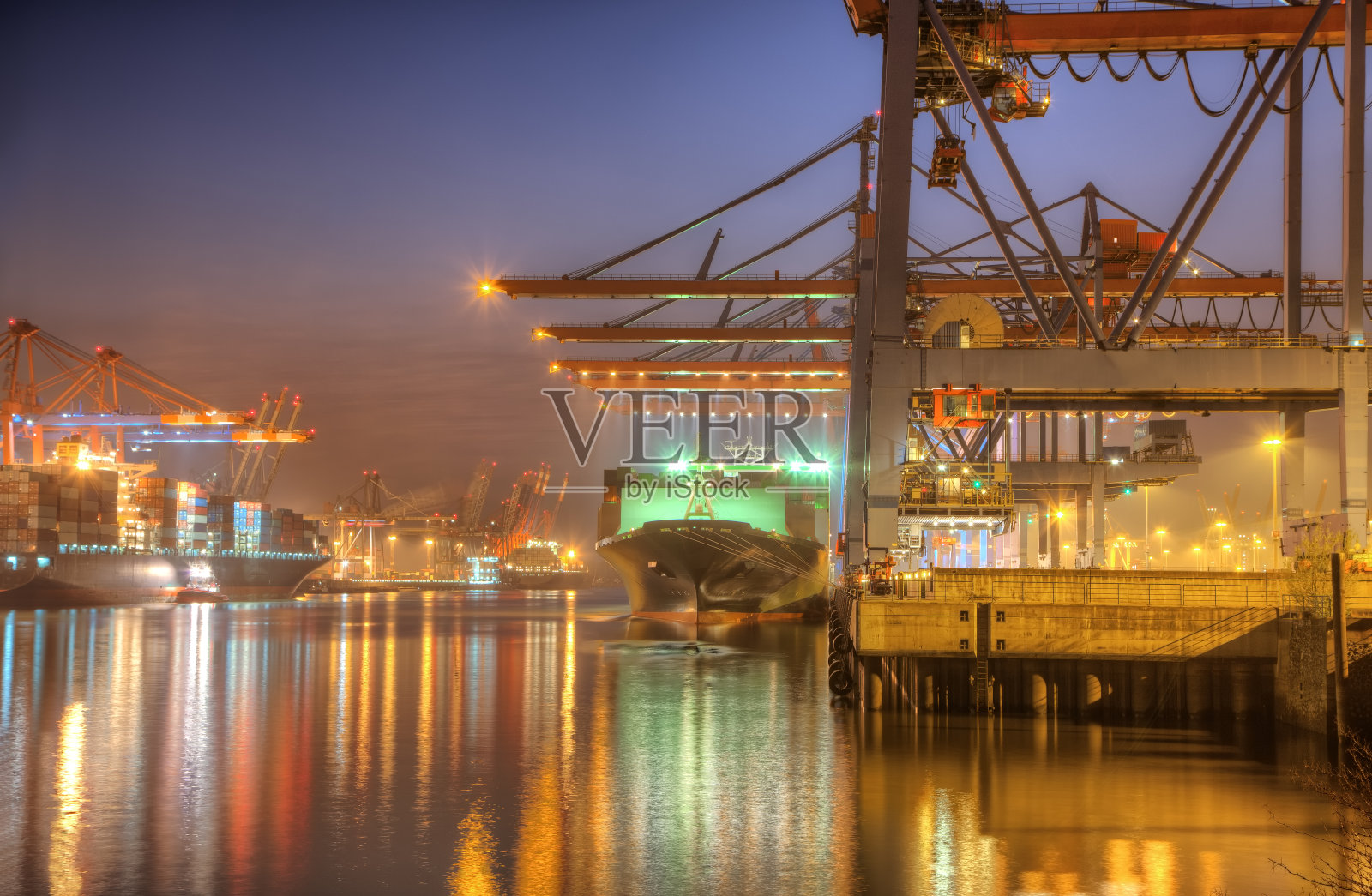 日出时的港口，有船只、货物和五颜六色的灯光照片摄影图片