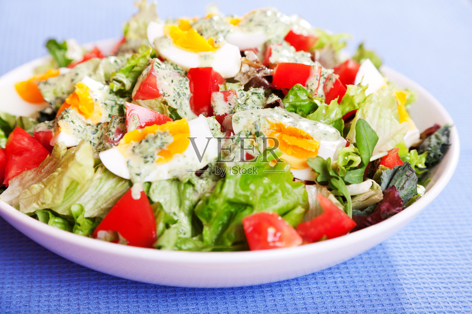 西红柿和煮鸡蛋的夏季沙拉照片摄影图片